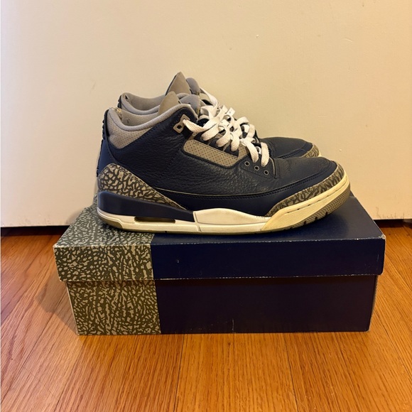 Used “Georgetown” Nike Air Jordan 3’s - Picture 3 of 5